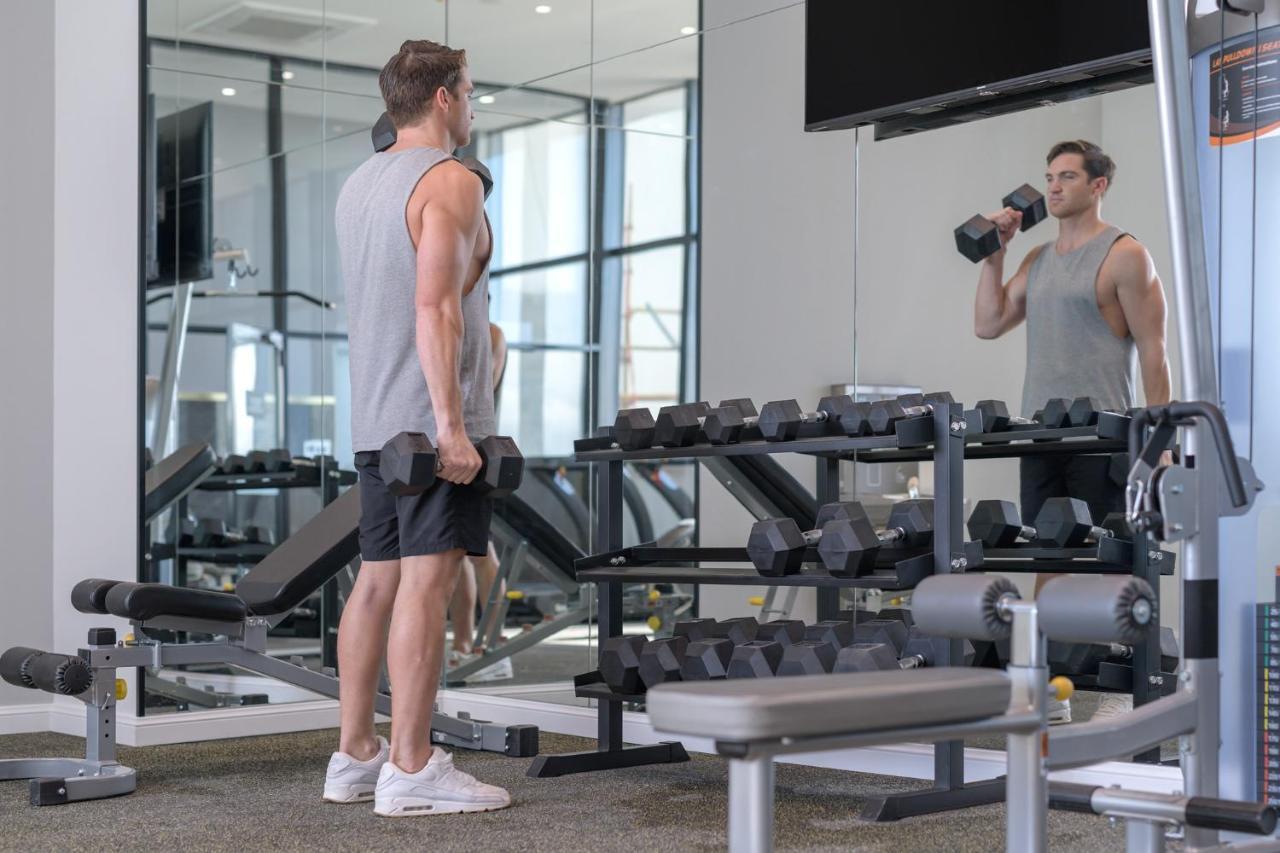 Meriton Suites Surfers Paradise Gold Coast Extérieur photo Dumbbell shrugs