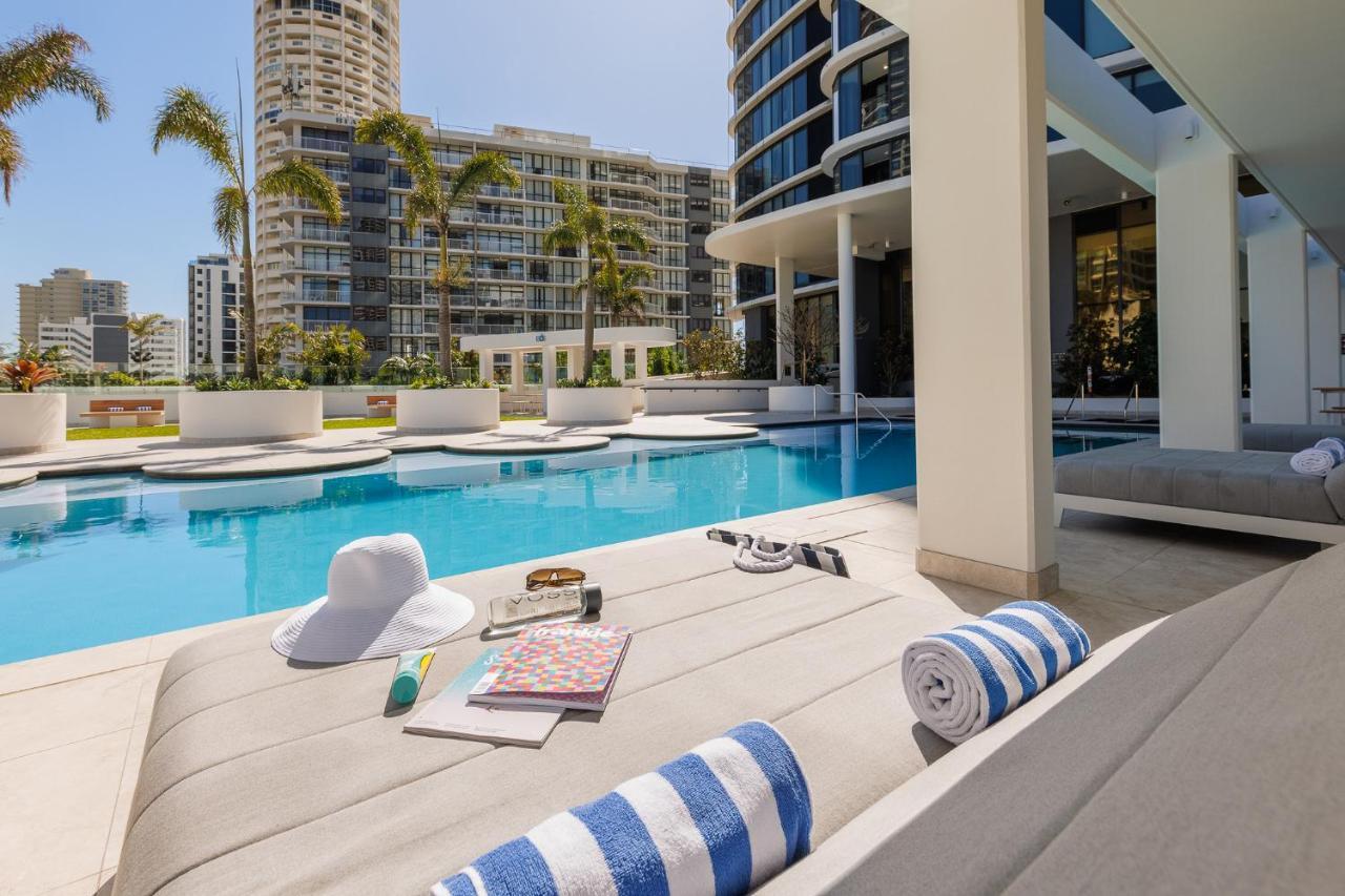 Meriton Suites Surfers Paradise Gold Coast Extérieur photo The swimming pool at the hotel