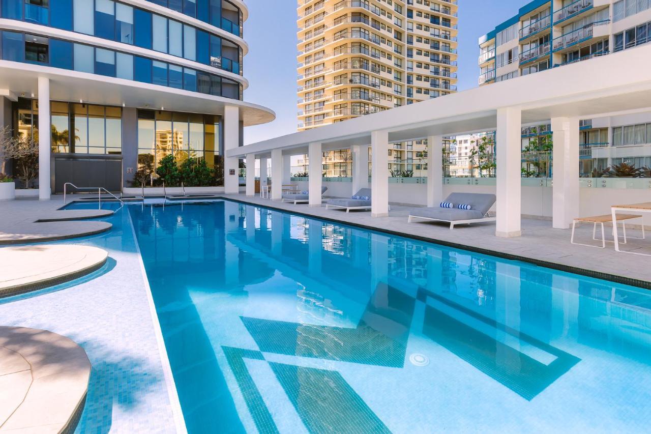 Meriton Suites Surfers Paradise Gold Coast Extérieur photo The swimming pool at the hotel