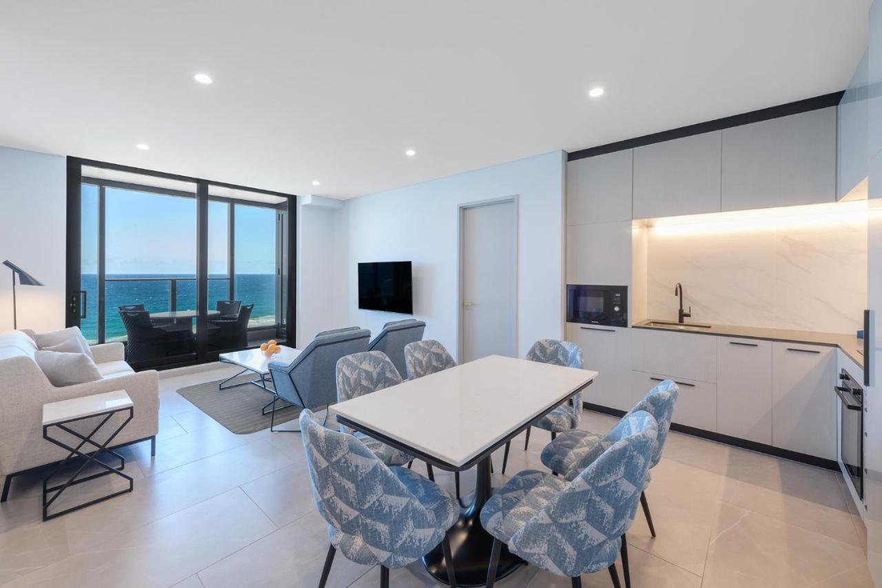 Meriton Suites Surfers Paradise Gold Coast Extérieur photo A living room in a modern apartment