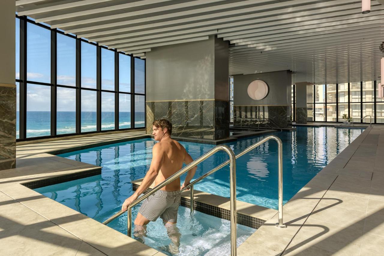 Meriton Suites Surfers Paradise Gold Coast Extérieur photo The swimming pool at the hotel