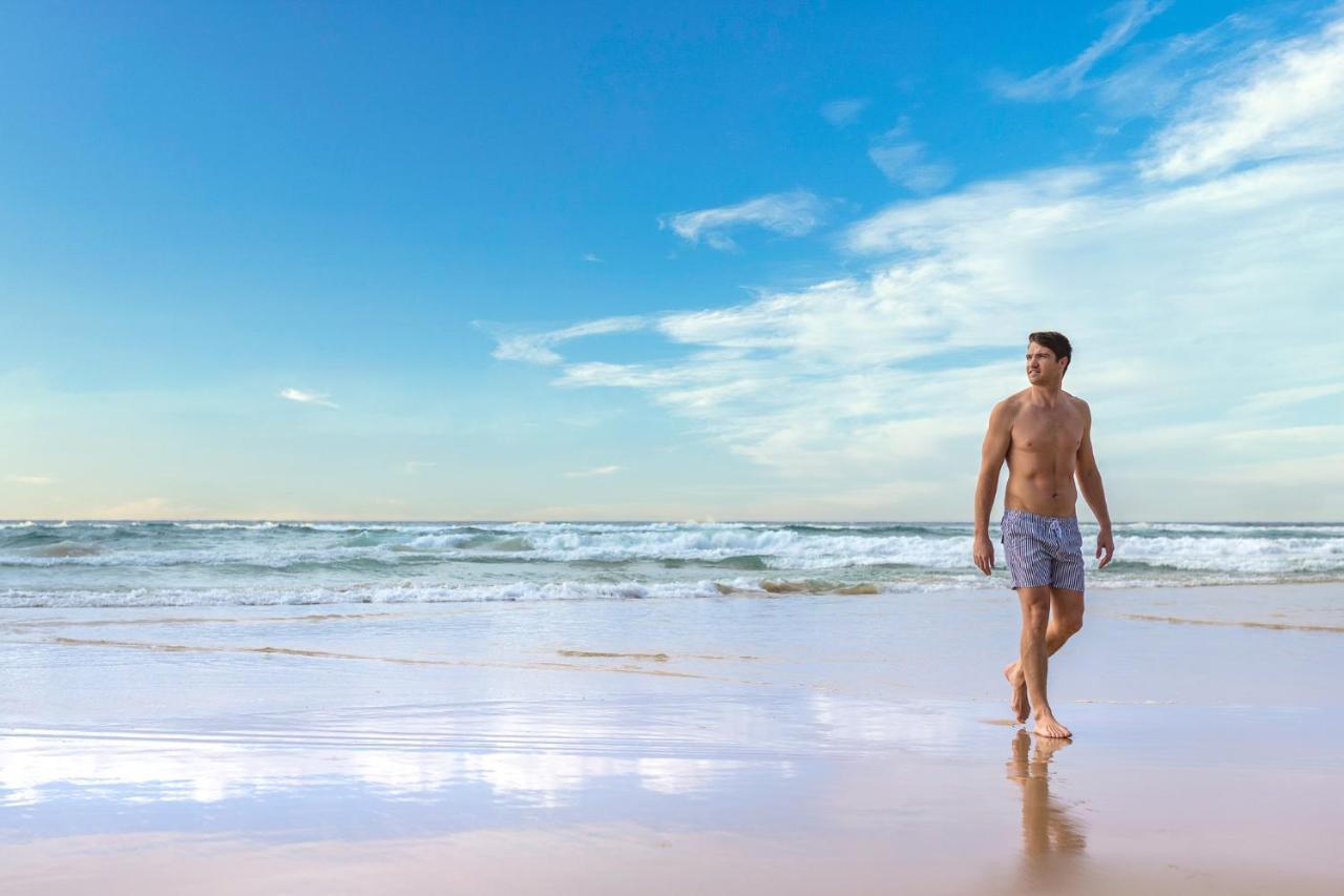 Meriton Suites Surfers Paradise Gold Coast Extérieur photo A man walking along the beach