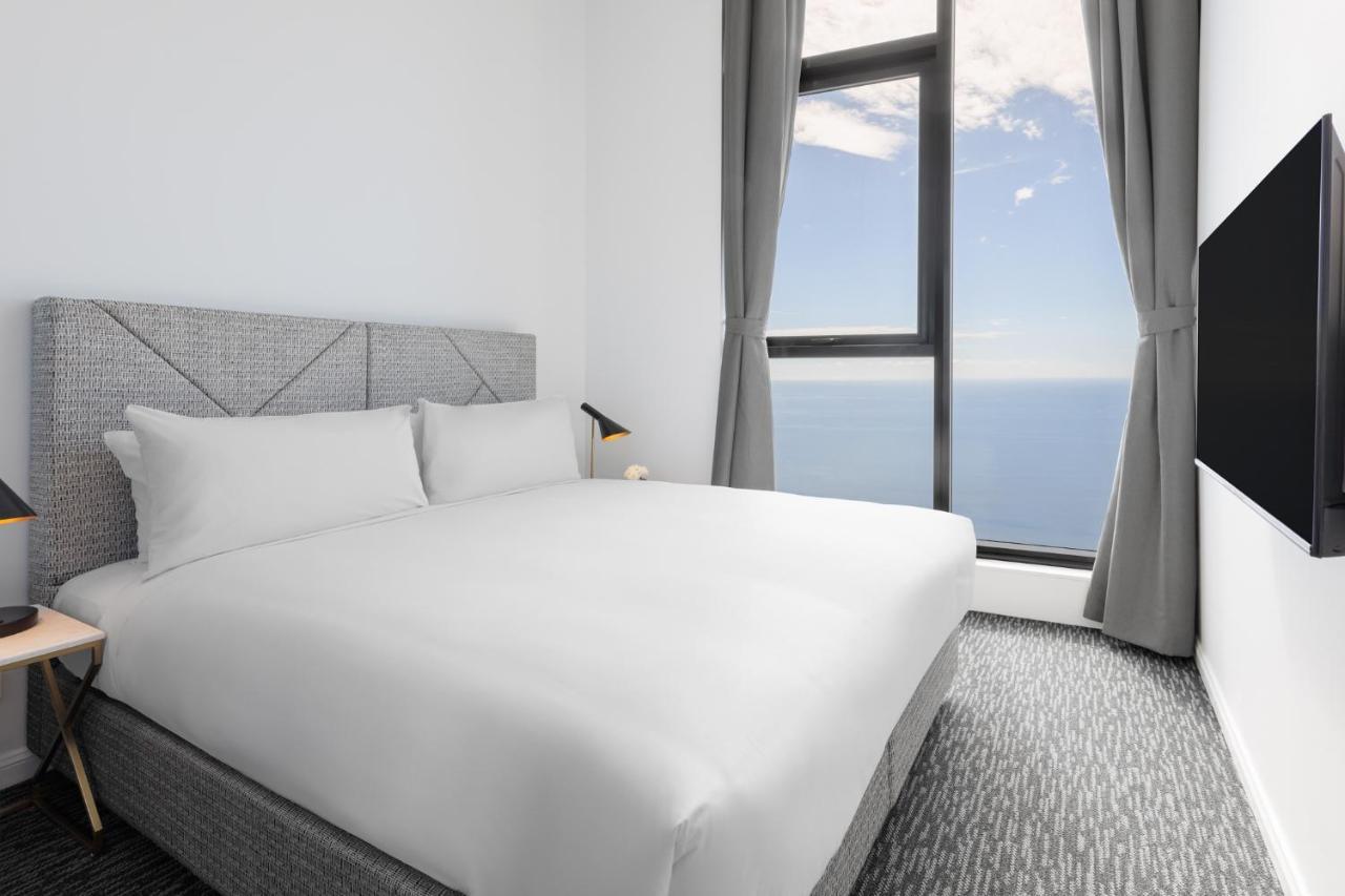 Meriton Suites Surfers Paradise Gold Coast Extérieur photo A bedroom at the hotel