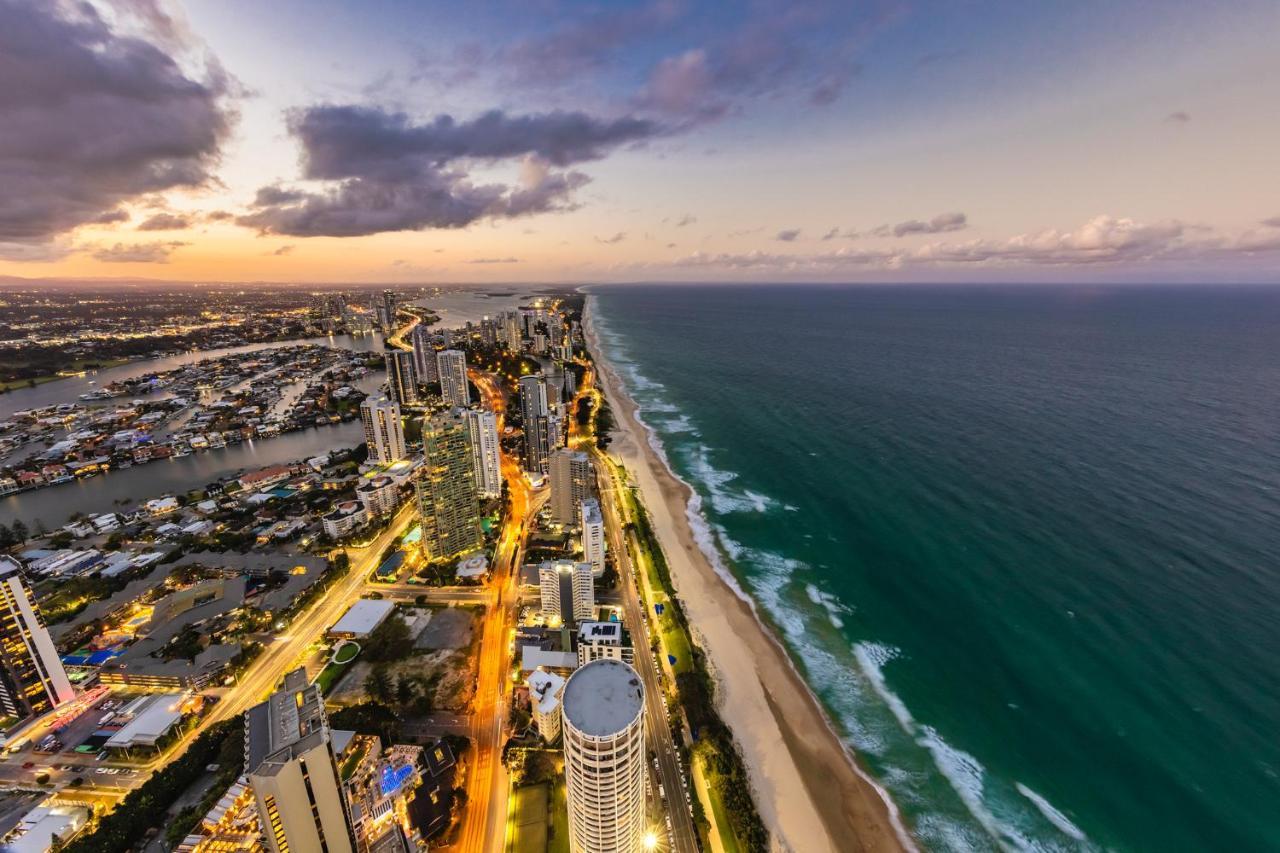 Meriton Suites Surfers Paradise Gold Coast Extérieur photo Aerial view of the Gold Coast skyline at dusk